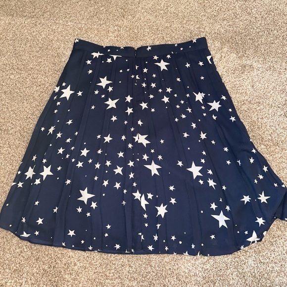 J. Crew Women’s navy skirt with white stars size 10 zips in the back with clasp - Picture 3 of 4
